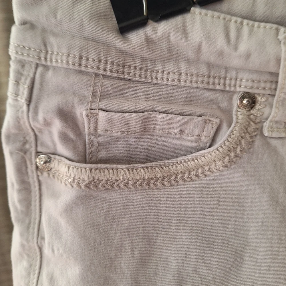 Gloria Vanderbilt Women's Light Beige Cotton Shorts. Sz 12 - Picture 3 of 6
